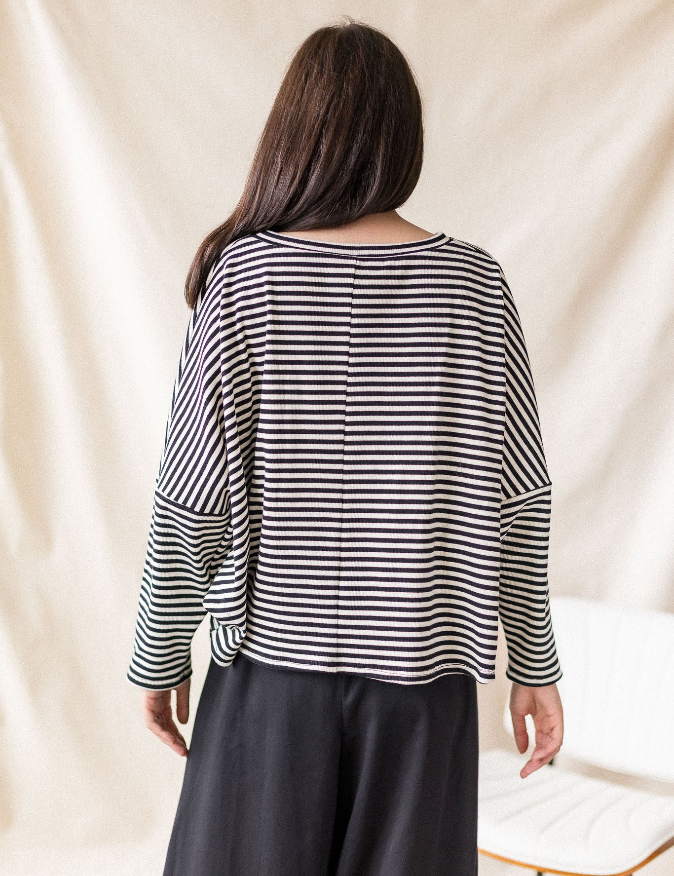 Black oversized rib knit sweater with V-neck – MAS Montréal, SS27
