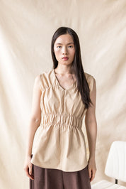 Beige poplin blouse with tiered gathering and V-neckline – MAS Montréal, SS27