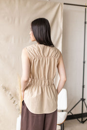 Beige poplin blouse with tiered gathering and V-neckline – MAS Montréal, SS27