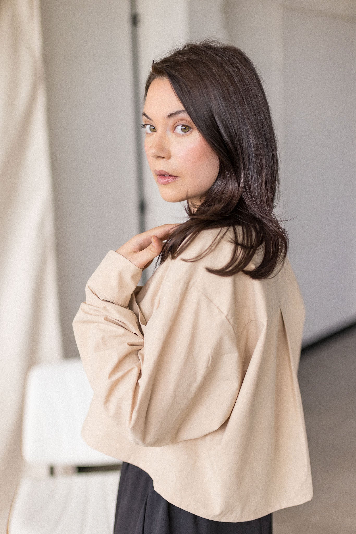 Beige cotton poplin blouse with hidden oversized pockets – MAS Montréal, SS27