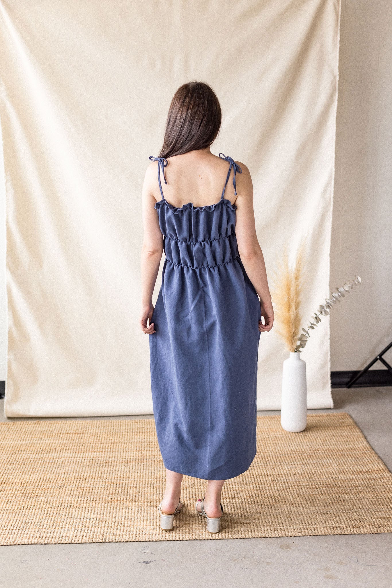 Blue linen-cotton dress with tiered gathering and front ties – MAS Montréal, SS27