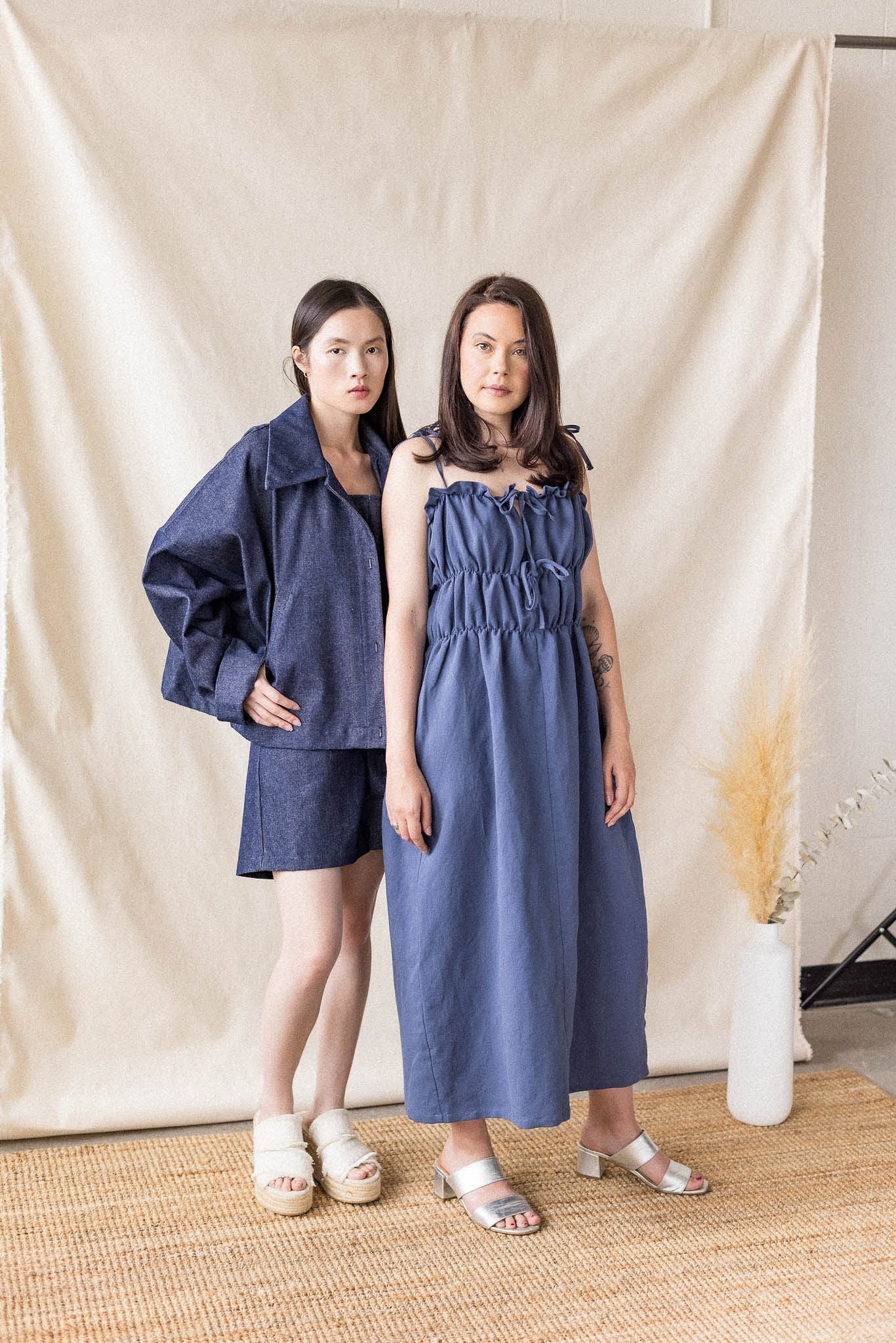 Blue linen-cotton dress with tiered gathering and front ties – MAS Montréal, SS27