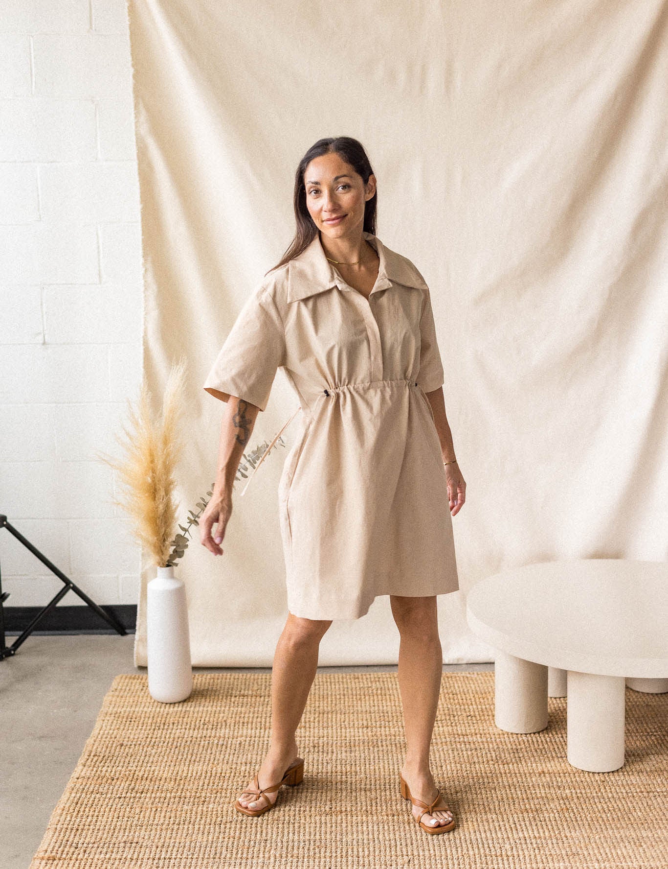 Beige poplin dress with adjustable cord ties – MAS Montréal, SS27