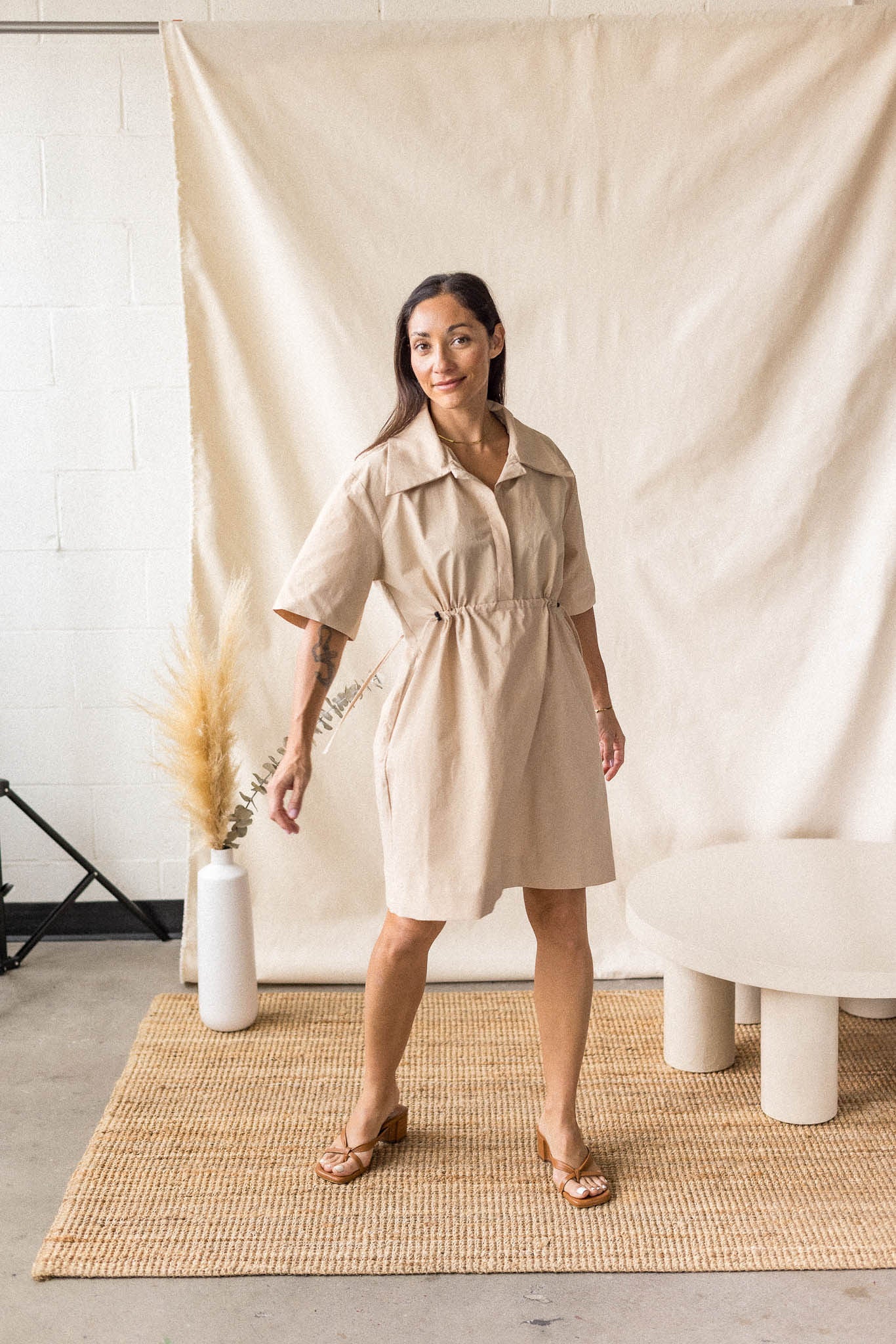 Beige poplin dress with adjustable cord ties – MAS Montréal, SS27
