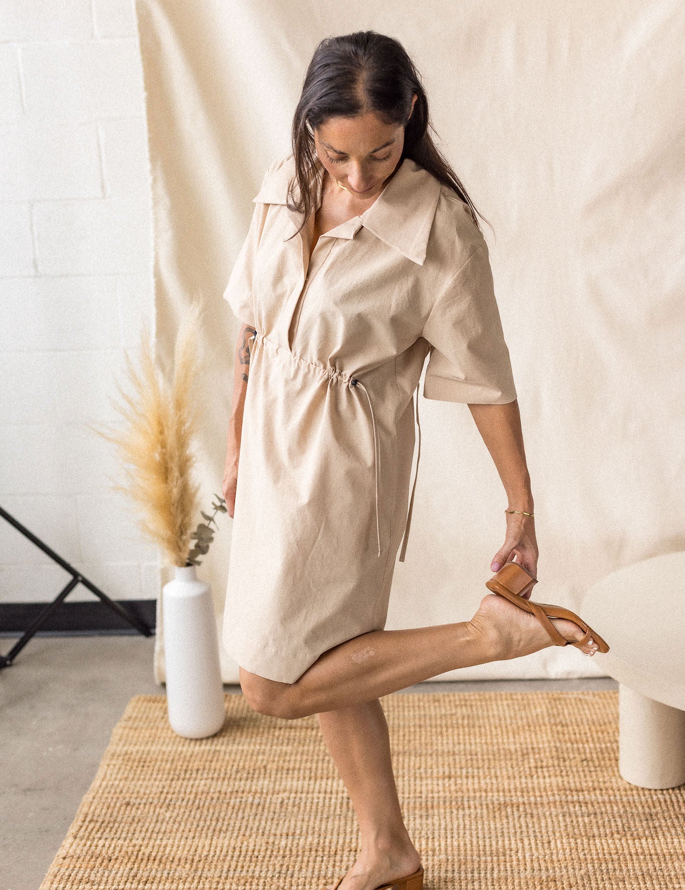 Beige poplin dress with adjustable cord ties – MAS Montréal, SS27