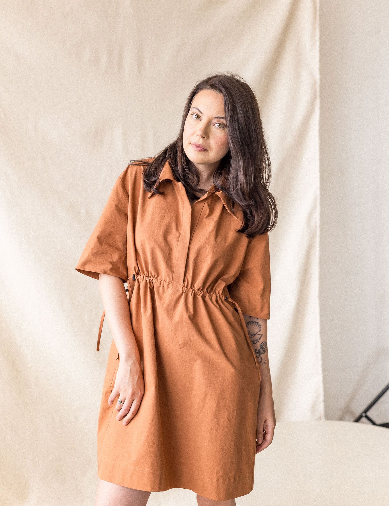 Copper poplin dress with adjustable cord ties – MAS Montréal, SS27