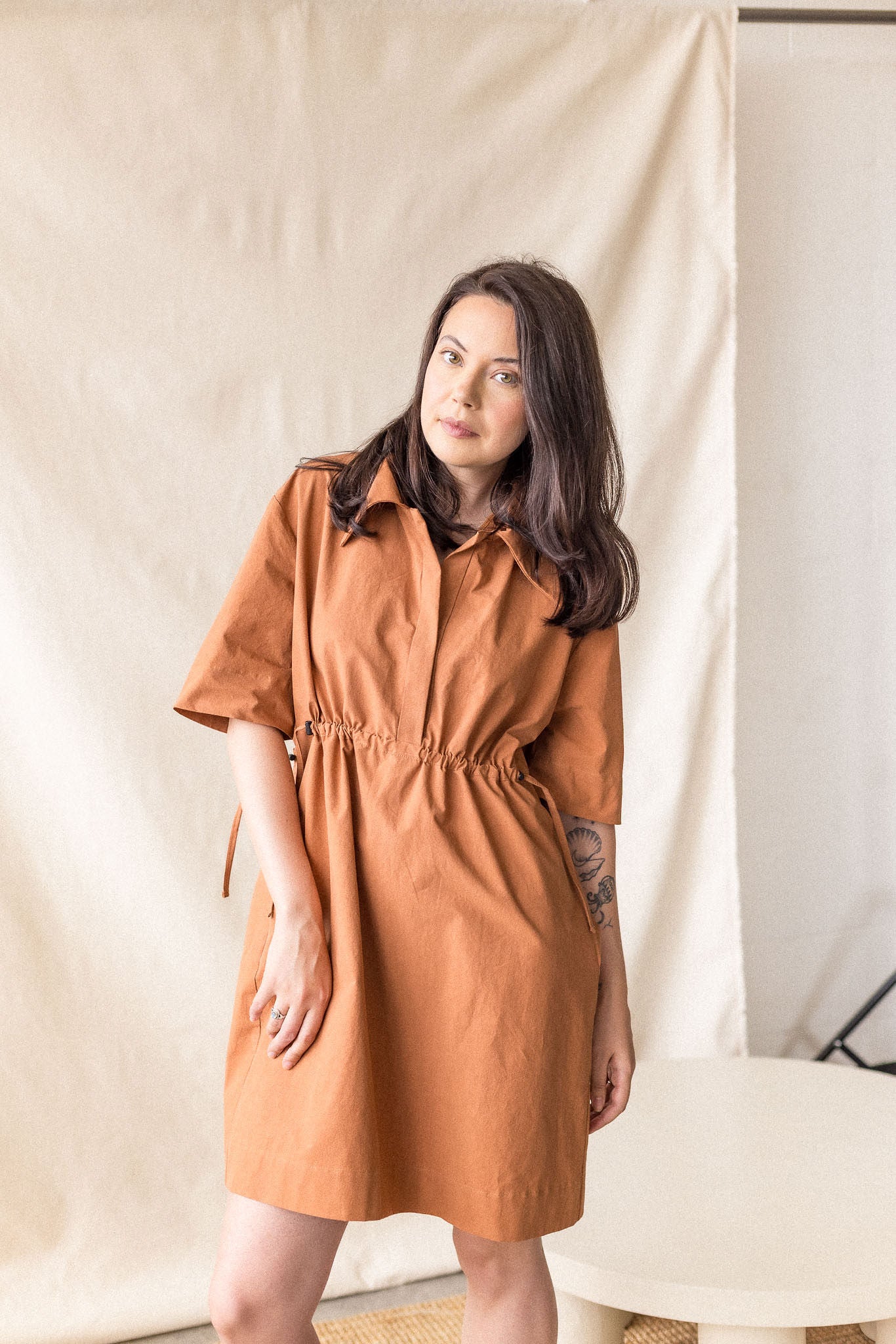 Copper poplin dress with adjustable cord ties – MAS Montréal, SS27