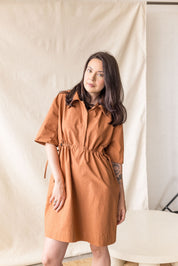 Copper poplin dress with adjustable cord ties – MAS Montréal, SS27