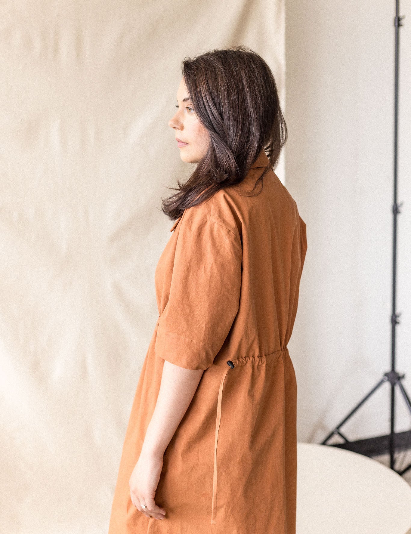 Copper poplin dress with adjustable cord ties – MAS Montréal, SS27