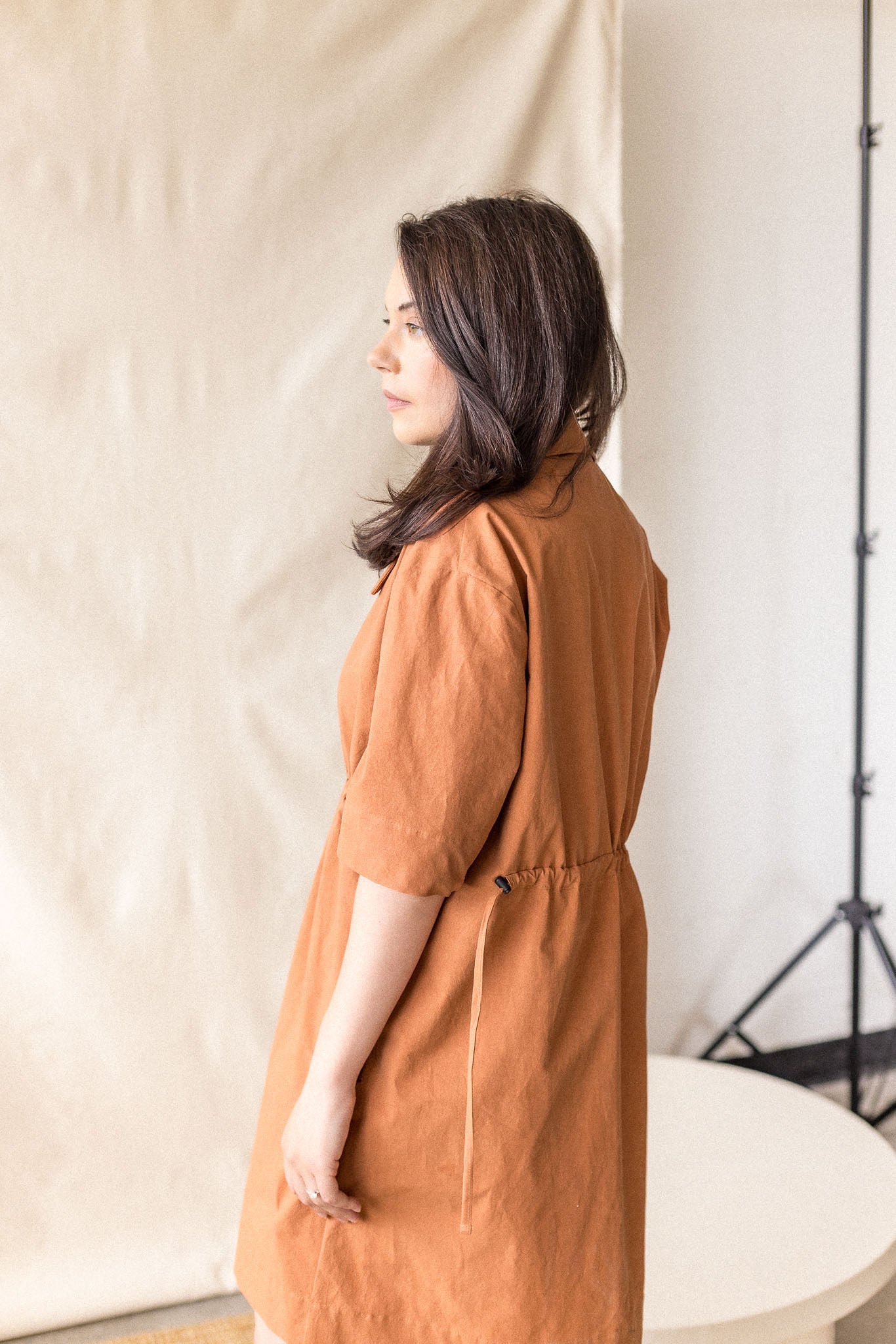 Copper poplin dress with adjustable cord ties – MAS Montréal, SS27