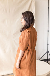 Copper poplin dress with adjustable cord ties – MAS Montréal, SS27