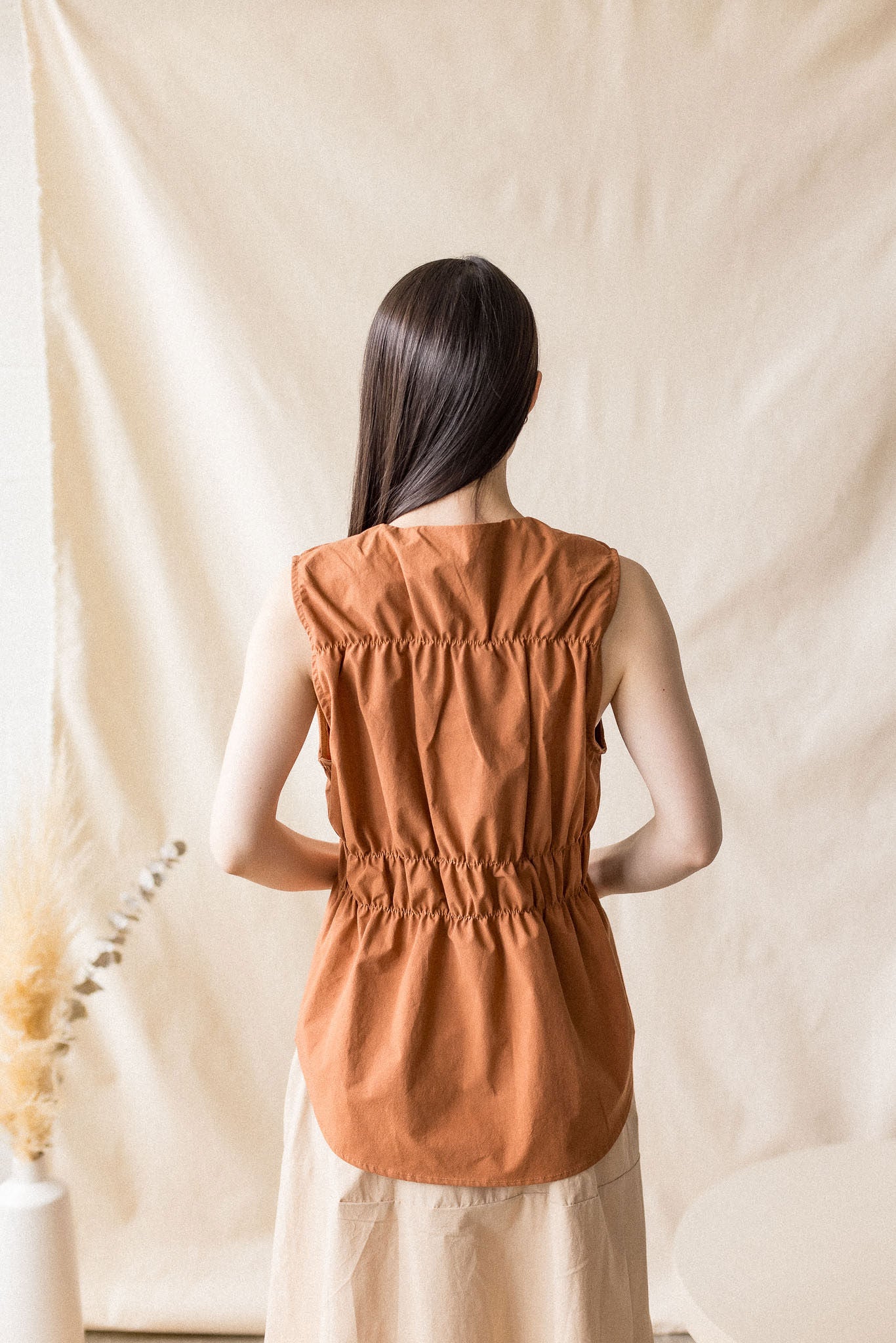 Copper poplin blouse with tiered gathering and V-neckline – MAS Montréal, SS27