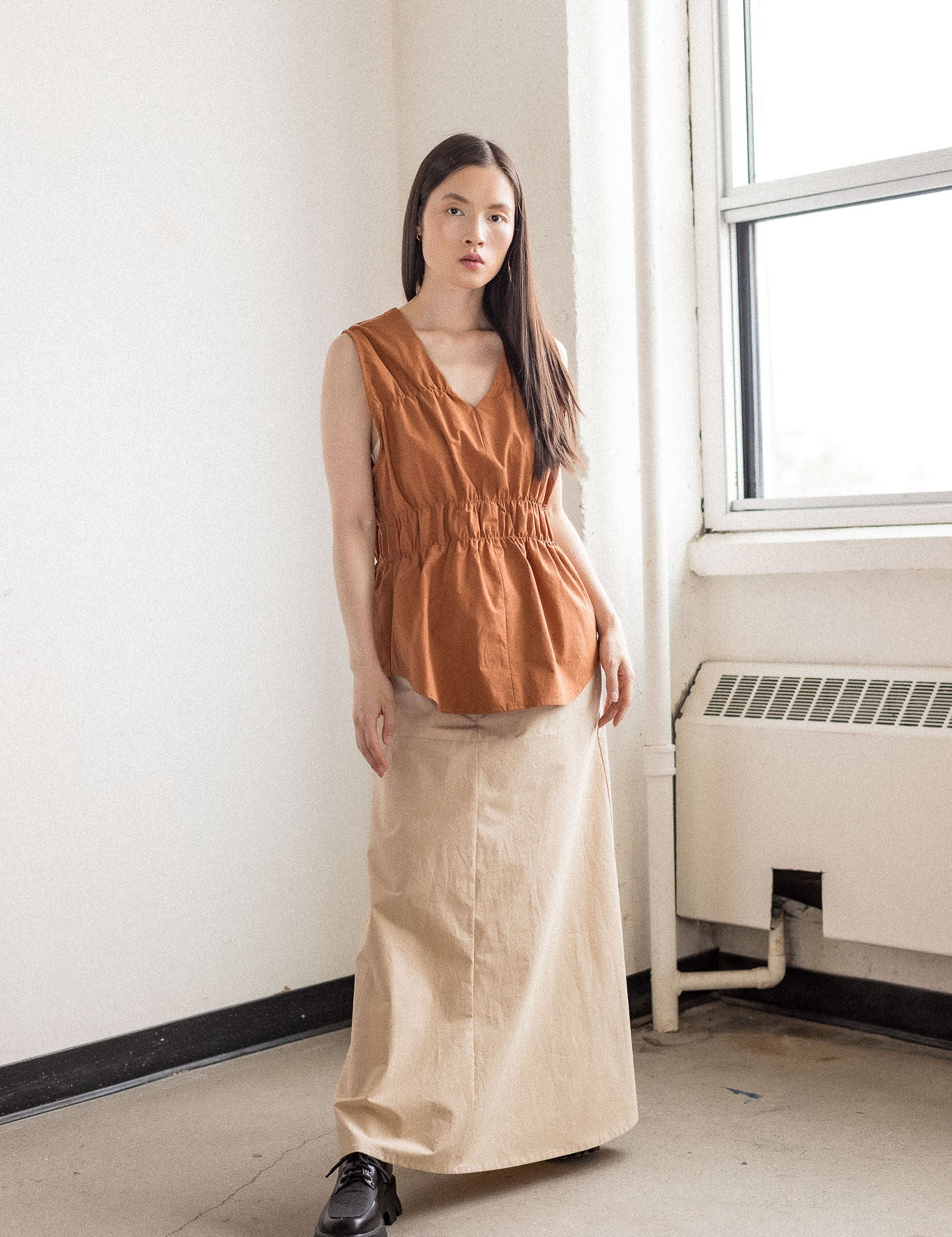 Beige floor-length poplin skirt with pockets and zipper closure – MAS Montréal, SS27