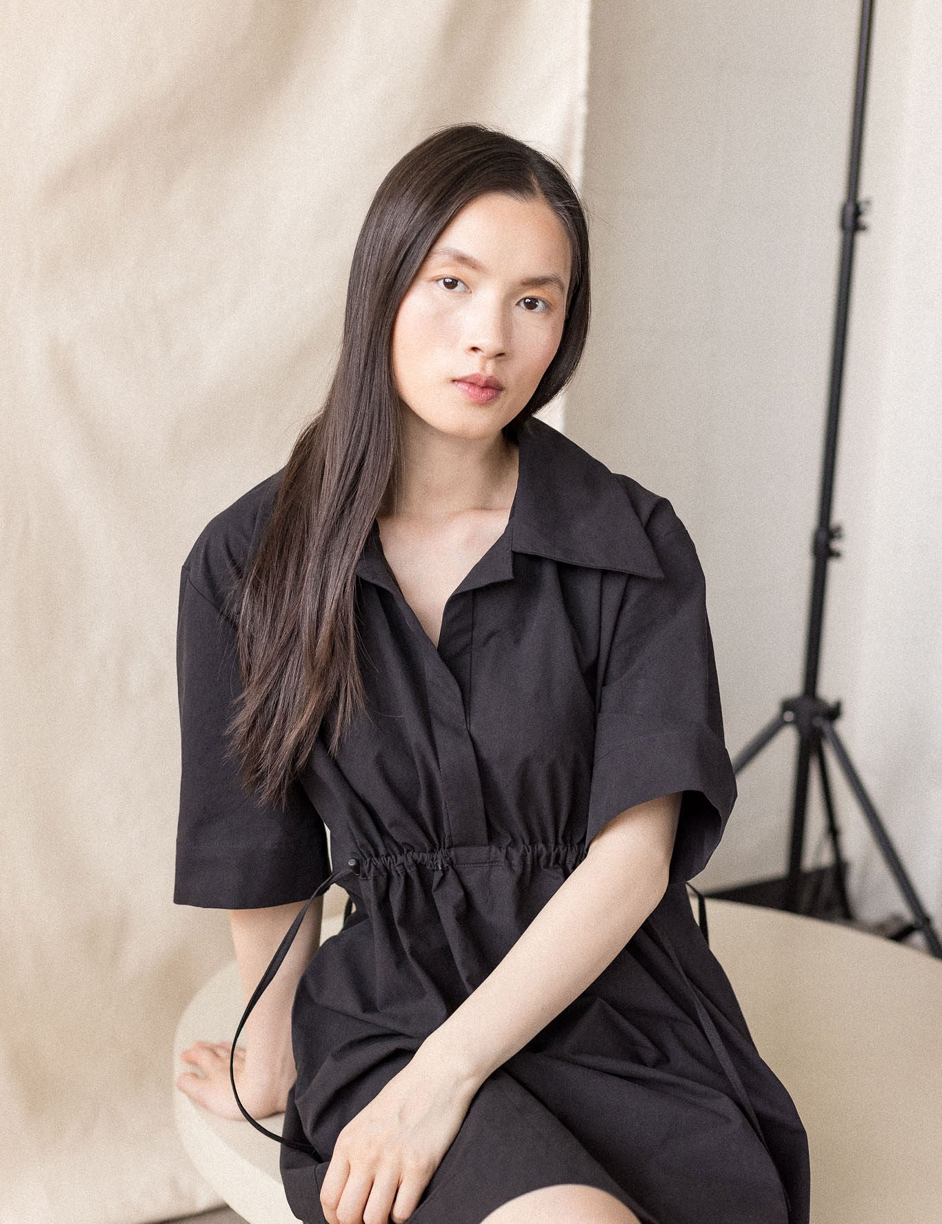 Black poplin dress with adjustable cord ties – MAS Montréal, SS27