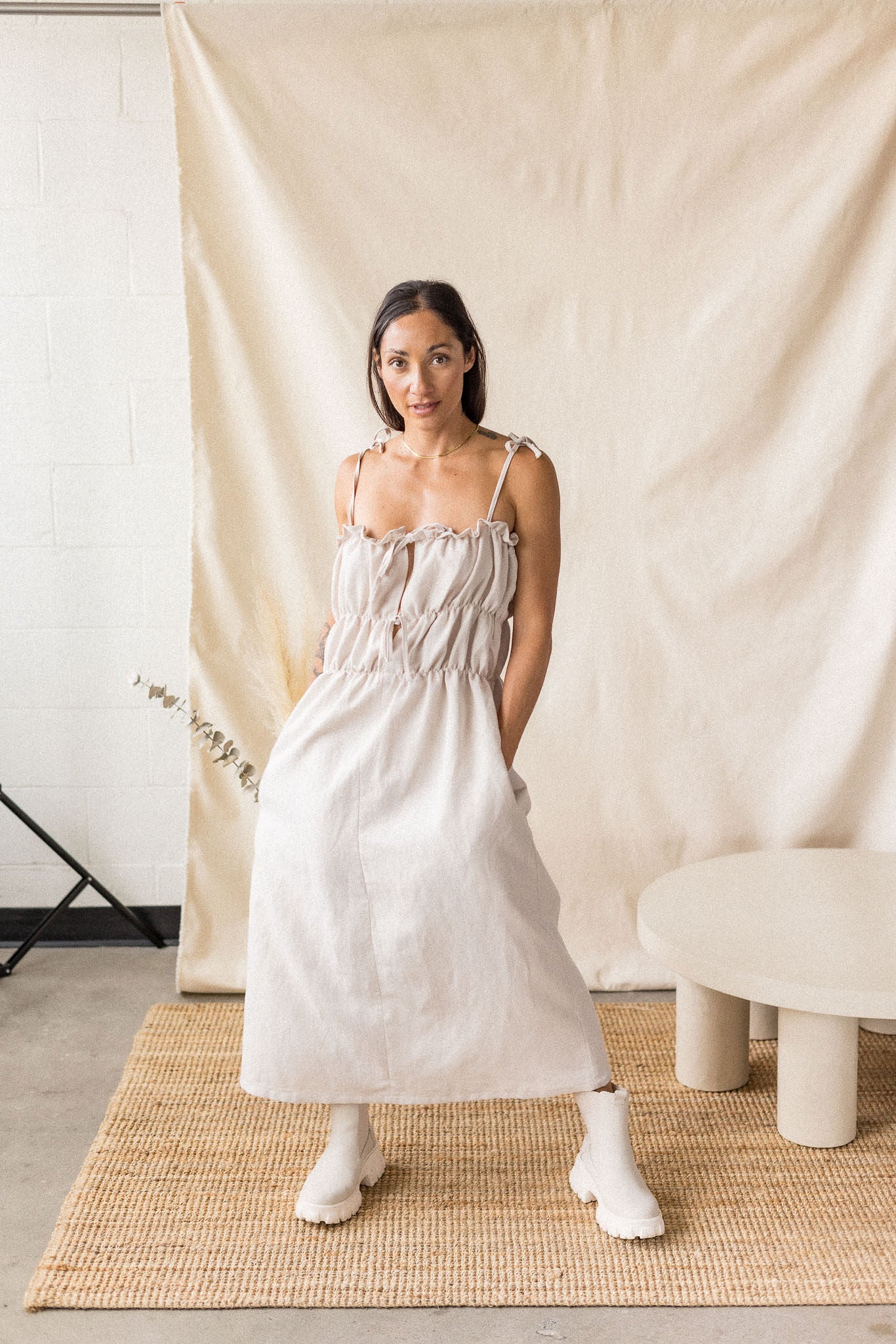 Beige linen-cotton dress with tiered gathering and front ties – MAS Montréal, SS27