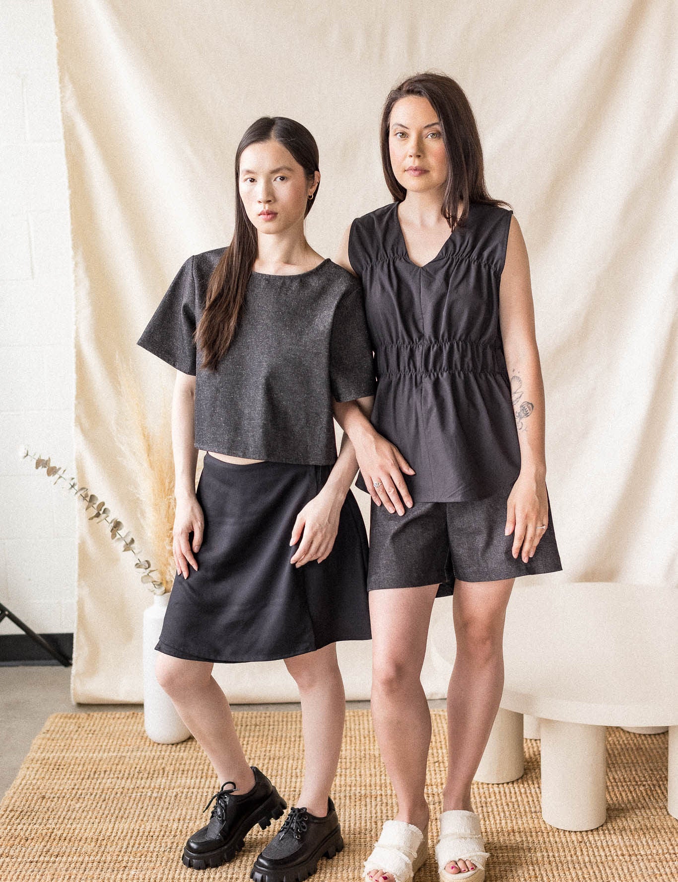 Black denim top with back binding detail – MAS Montréal, SS27