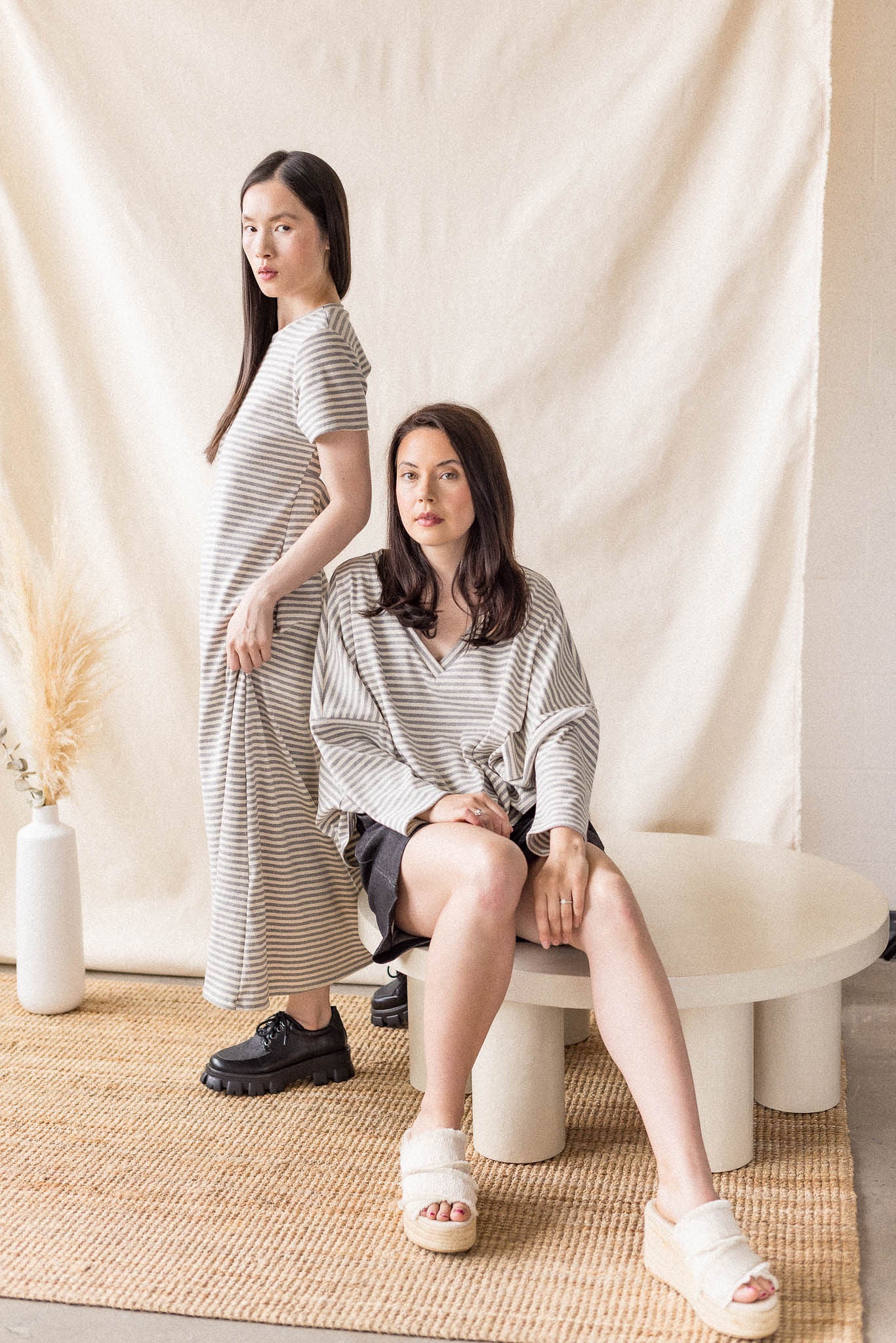Gray oversized rib knit sweater with V-neck – MAS Montréal, SS27