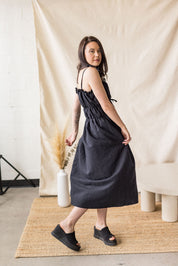 Black linen-cotton dress with tiered gathering and front ties – MAS Montréal, SS27
