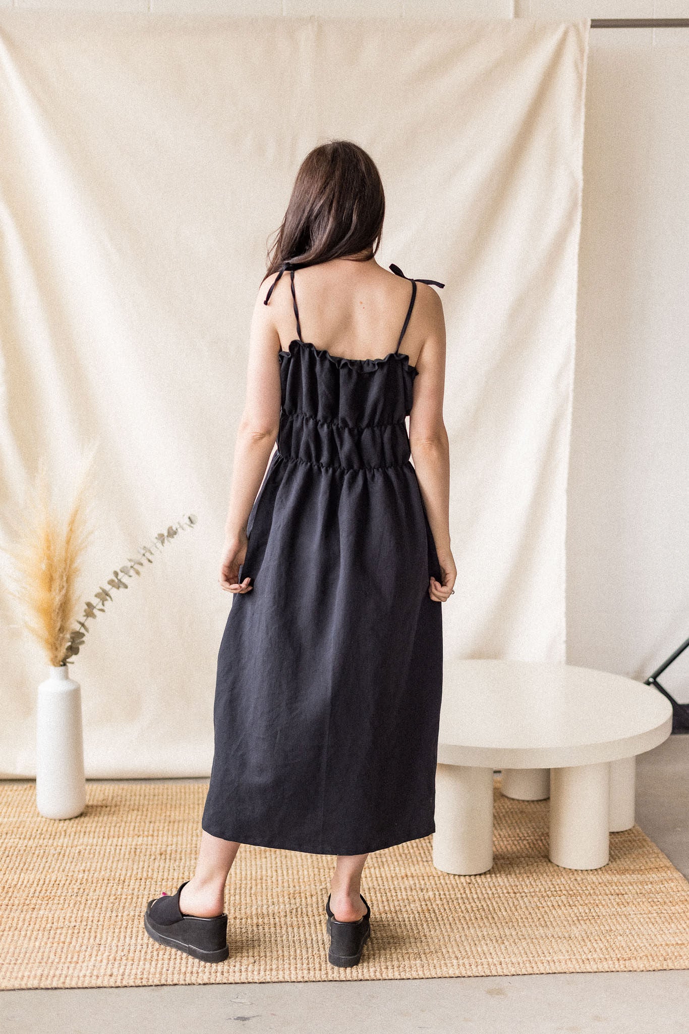 Black linen-cotton dress with tiered gathering and front ties – MAS Montréal, SS27