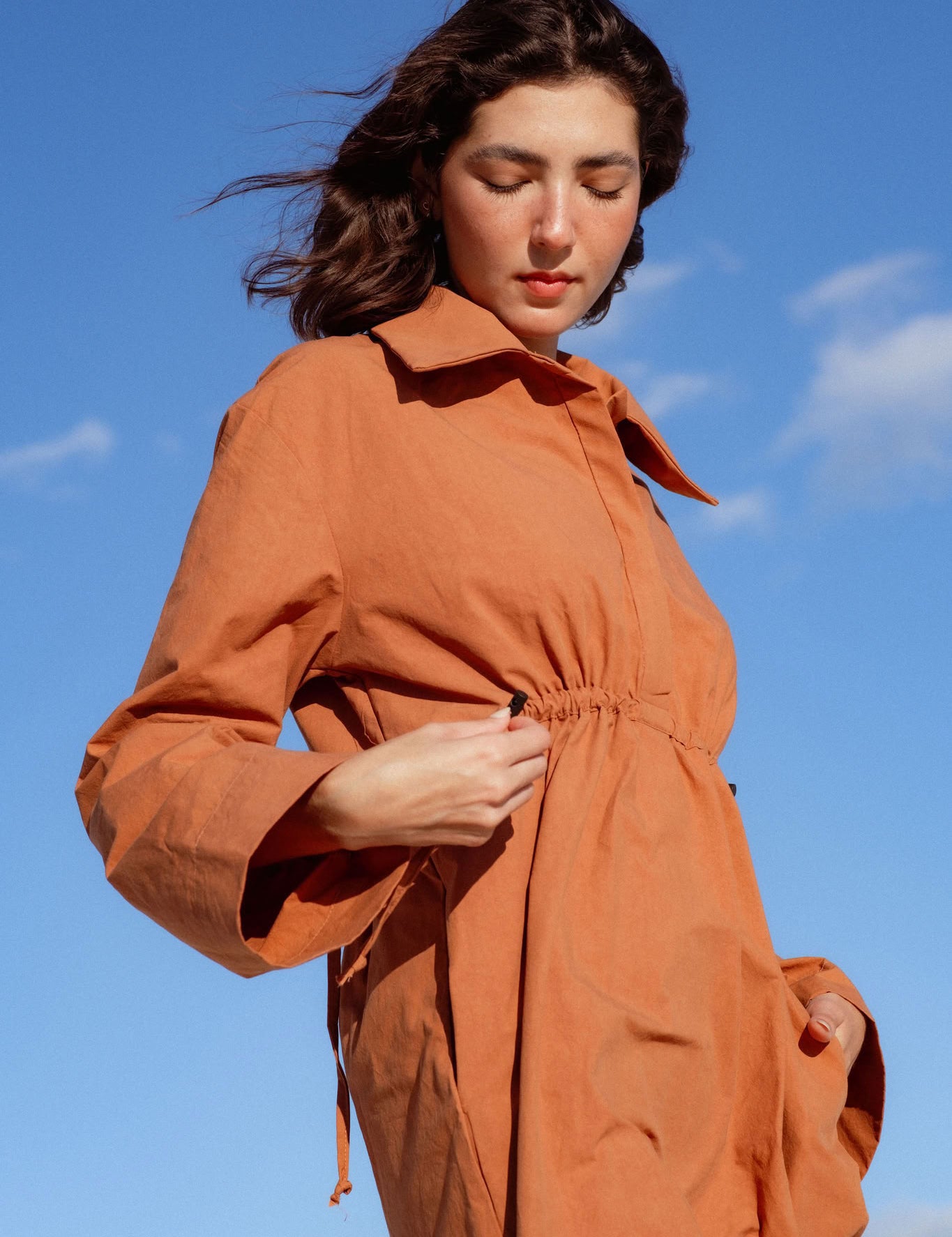 Vancouver Dress in Rust (Copper) cinched waist cotton shirt dress, detail - MAS Montréal