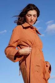 Vancouver Dress in Rust (Copper) cinched waist cotton shirt dress, detail - MAS Montréal