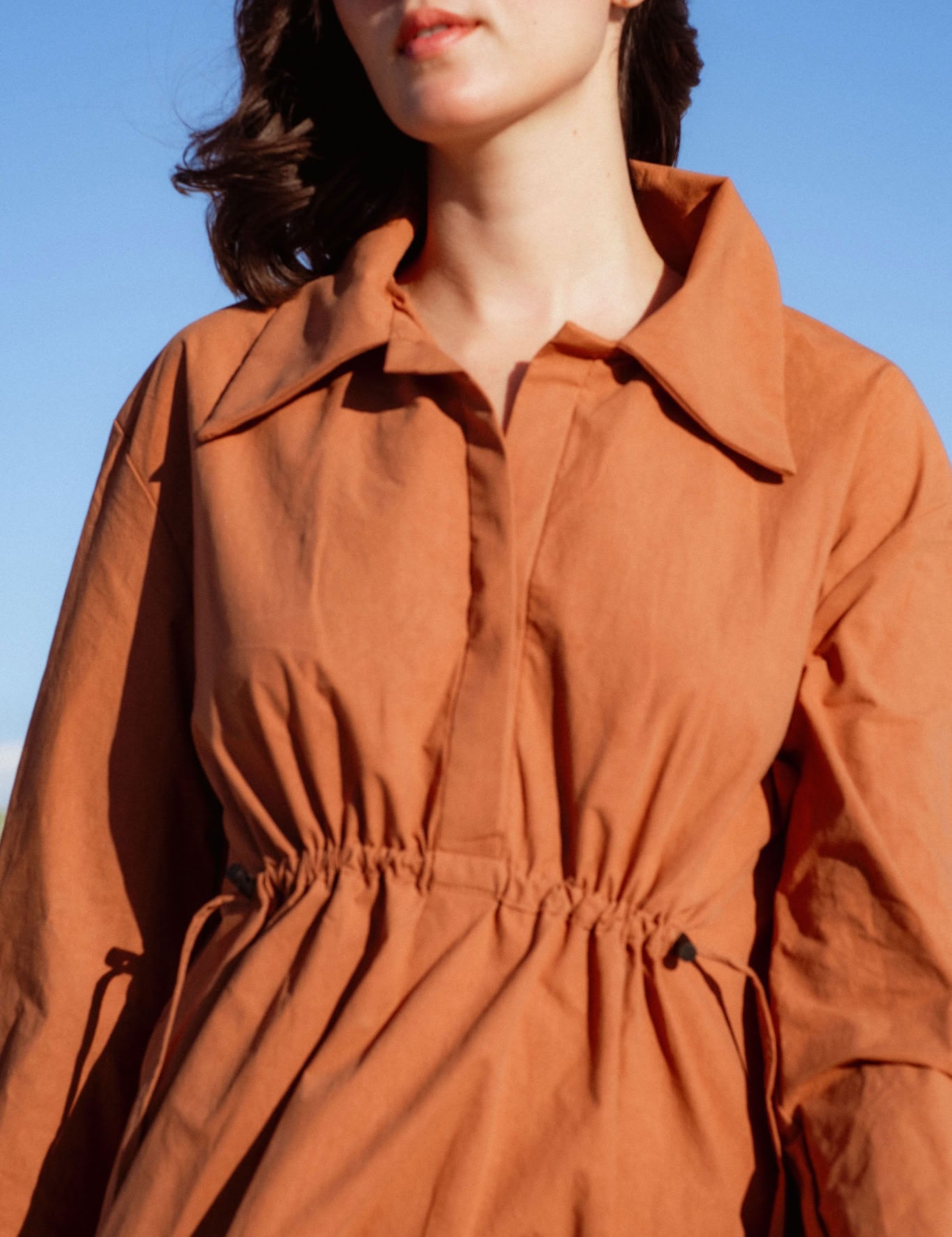 Vancouver Dress in Rust (Copper) cinched waist cotton shirt dress, side view - MAS Montréal