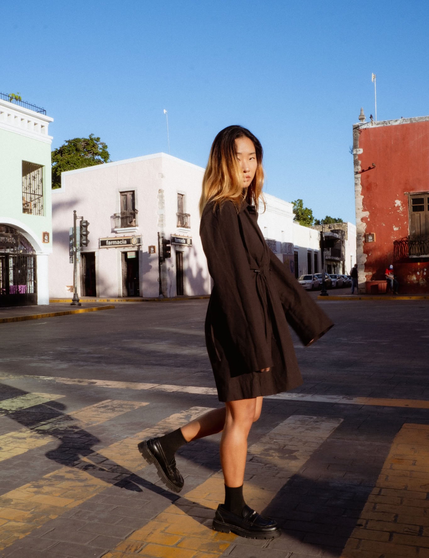 Vancouver Dress in Black (Carbon) cinched waist cotton shirt dress, side view - MAS Montréal
