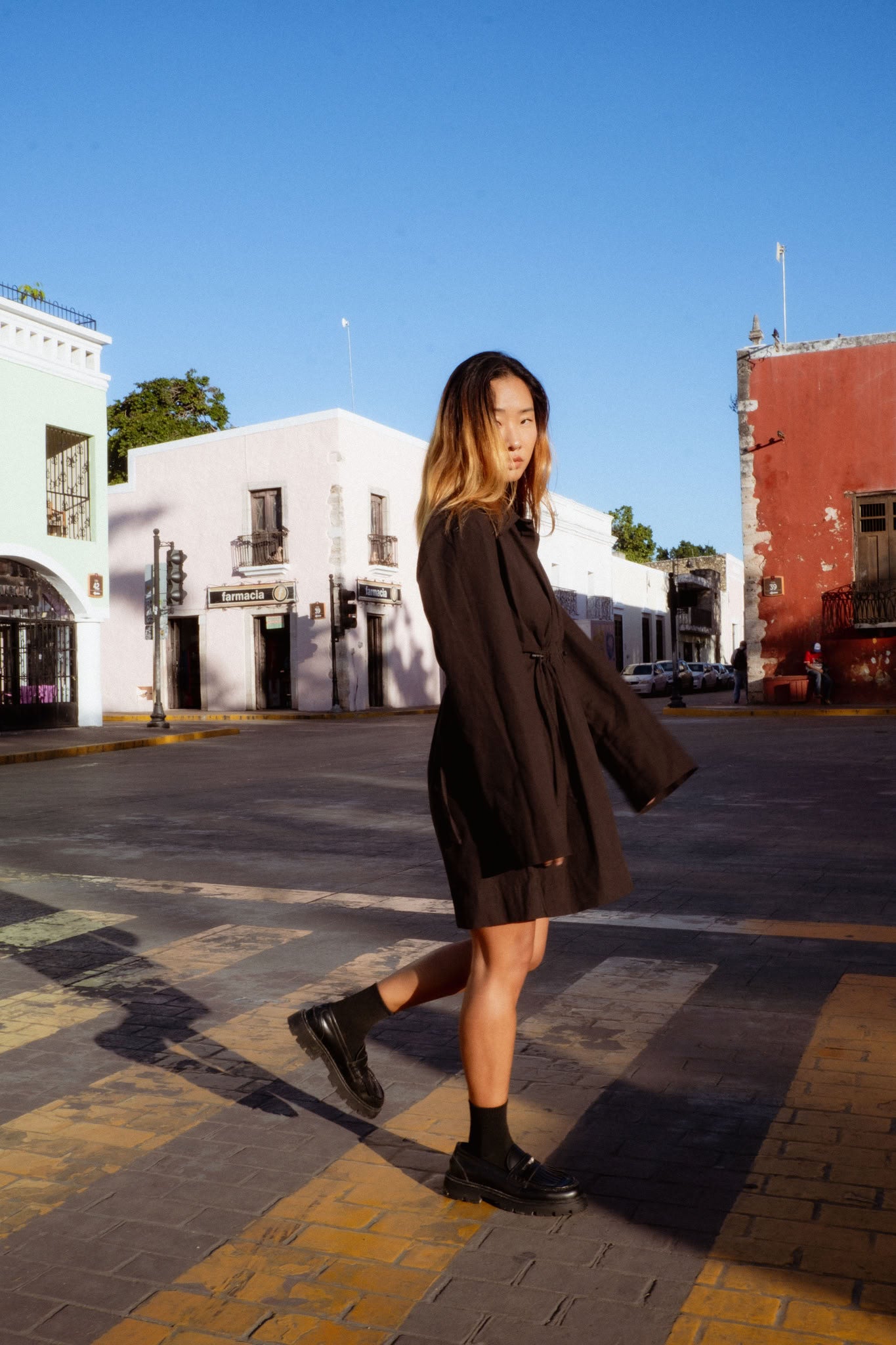 Vancouver Dress in Black (Carbon) cinched waist cotton shirt dress, side view - MAS Montréal