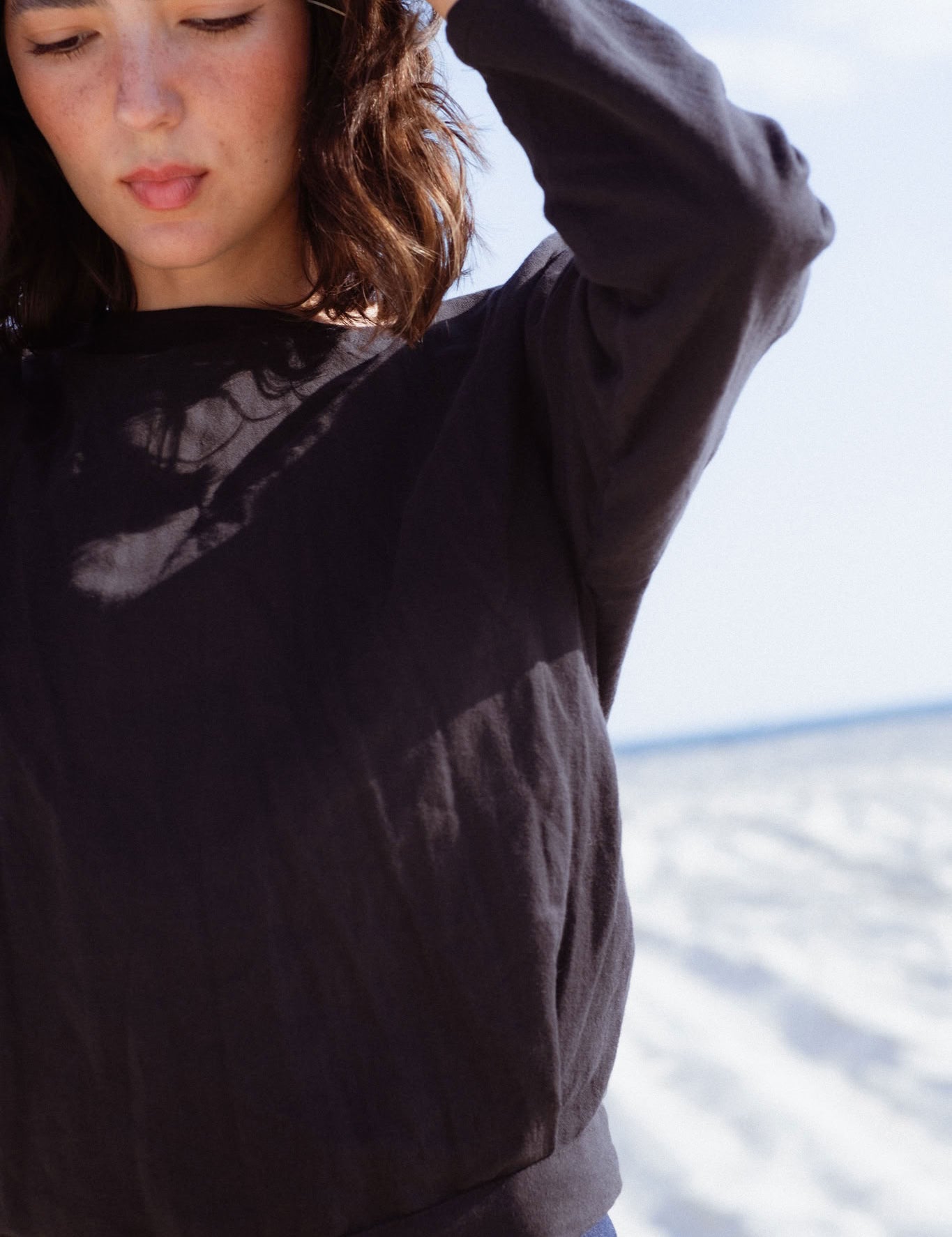 Arden Blouse in Black (Carbon) linen-cotton wrap blouse, side view - MAS Montréal