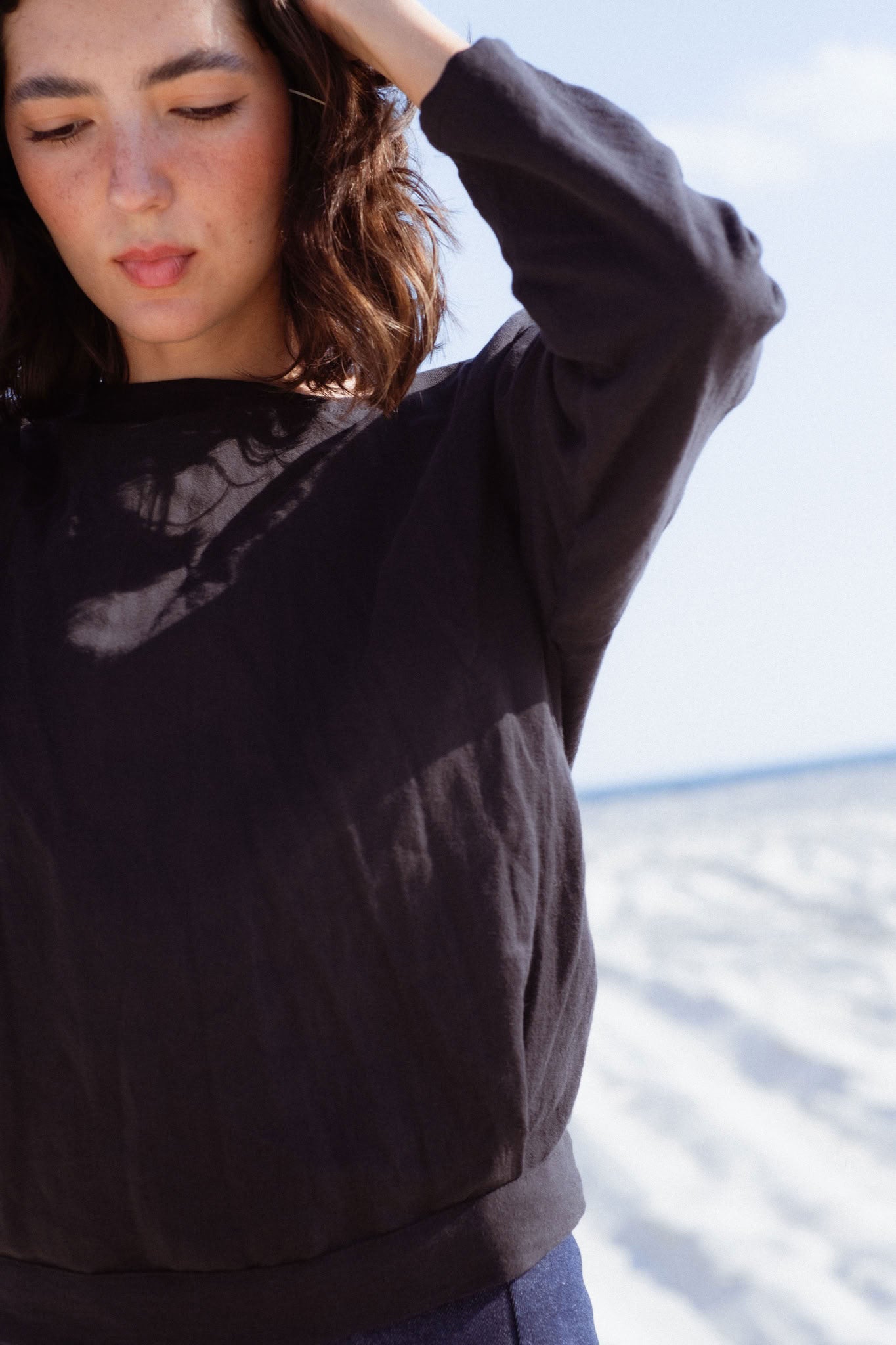 Arden Blouse in Black (Carbon) linen-cotton wrap blouse, side view - MAS Montréal