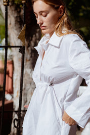 Vancouver Dress in White (Chalk) cinched waist cotton shirt dress, side view - MAS Montréal