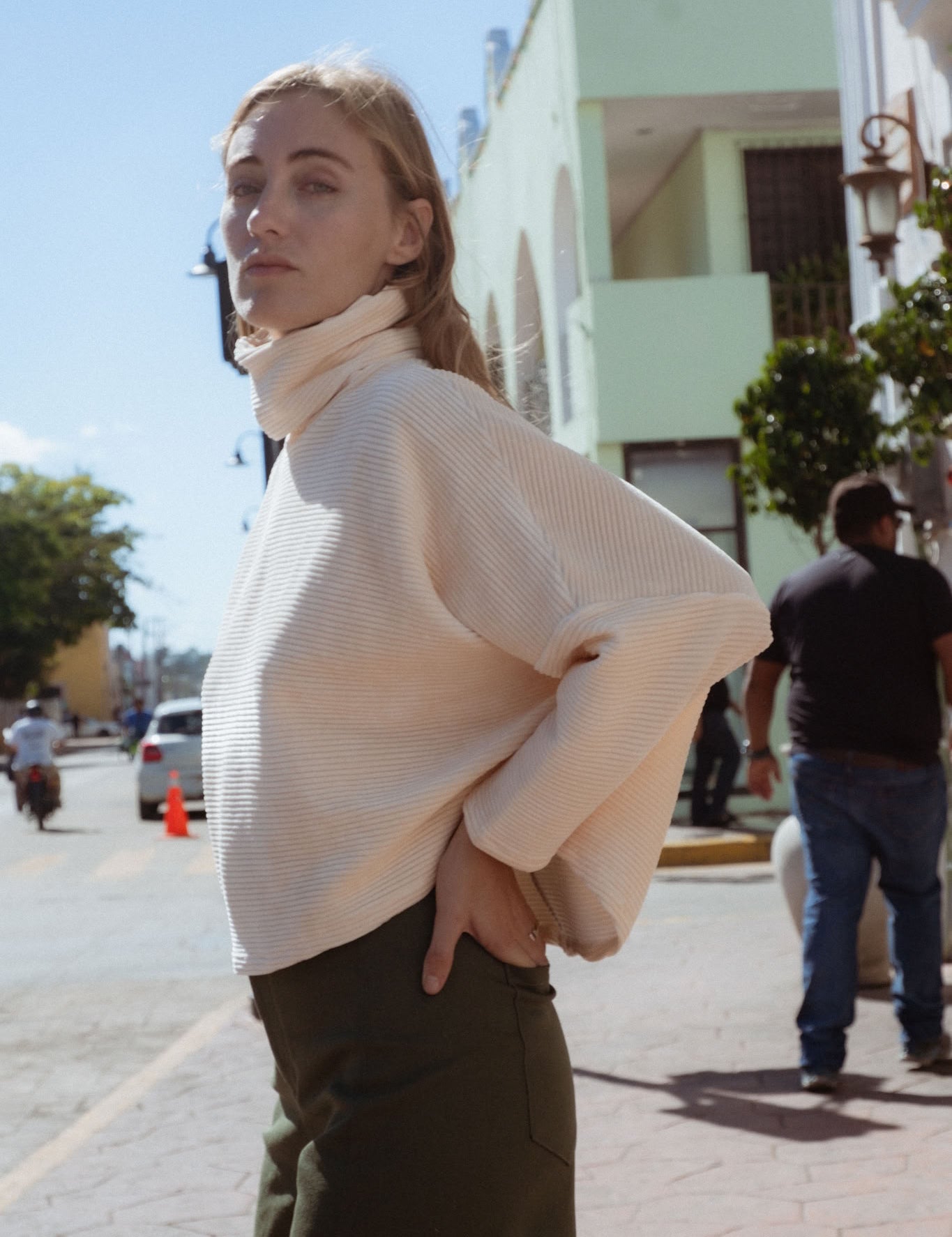 Byron Sweater in Off-White (Linen) oversized velvet rib turtleneck, side view - MAS Montréal