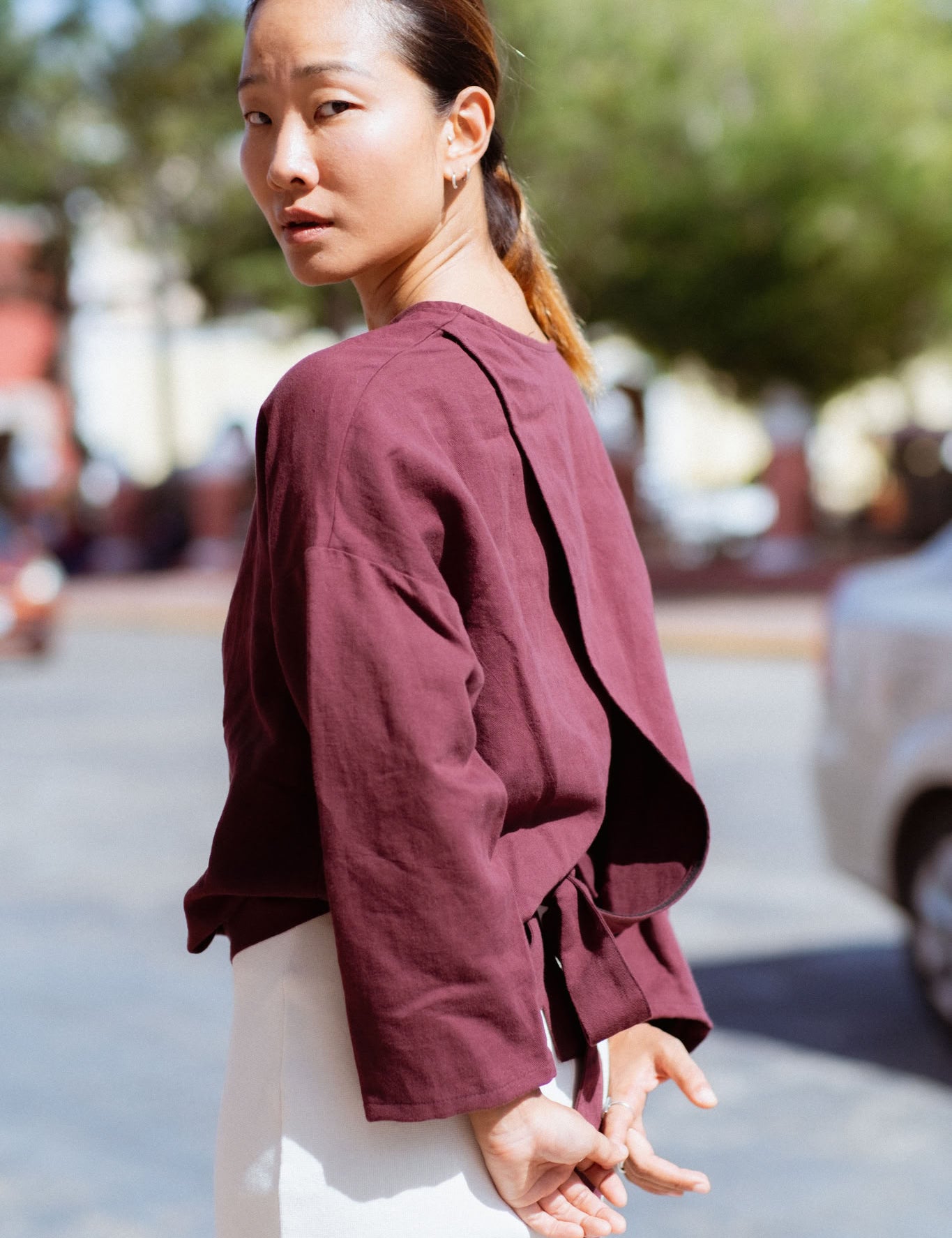 Arden Blouse in Burgundy (Mulberry) linen-cotton wrap blouse, side view - MAS Montréal