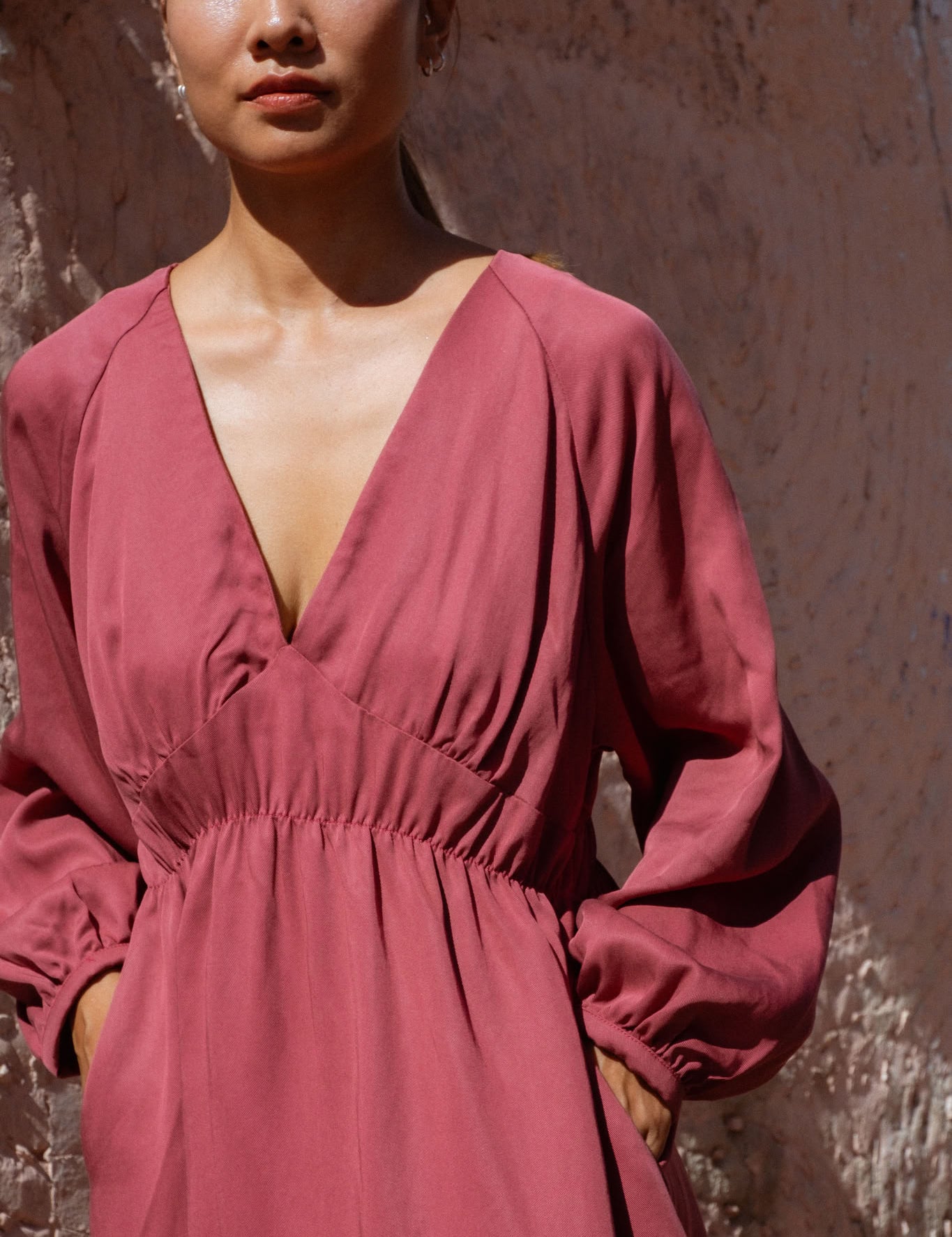 Monte Dress in Dusty Rose (Bloom) V-neck lyocell midi dress, detail - MAS Montréal