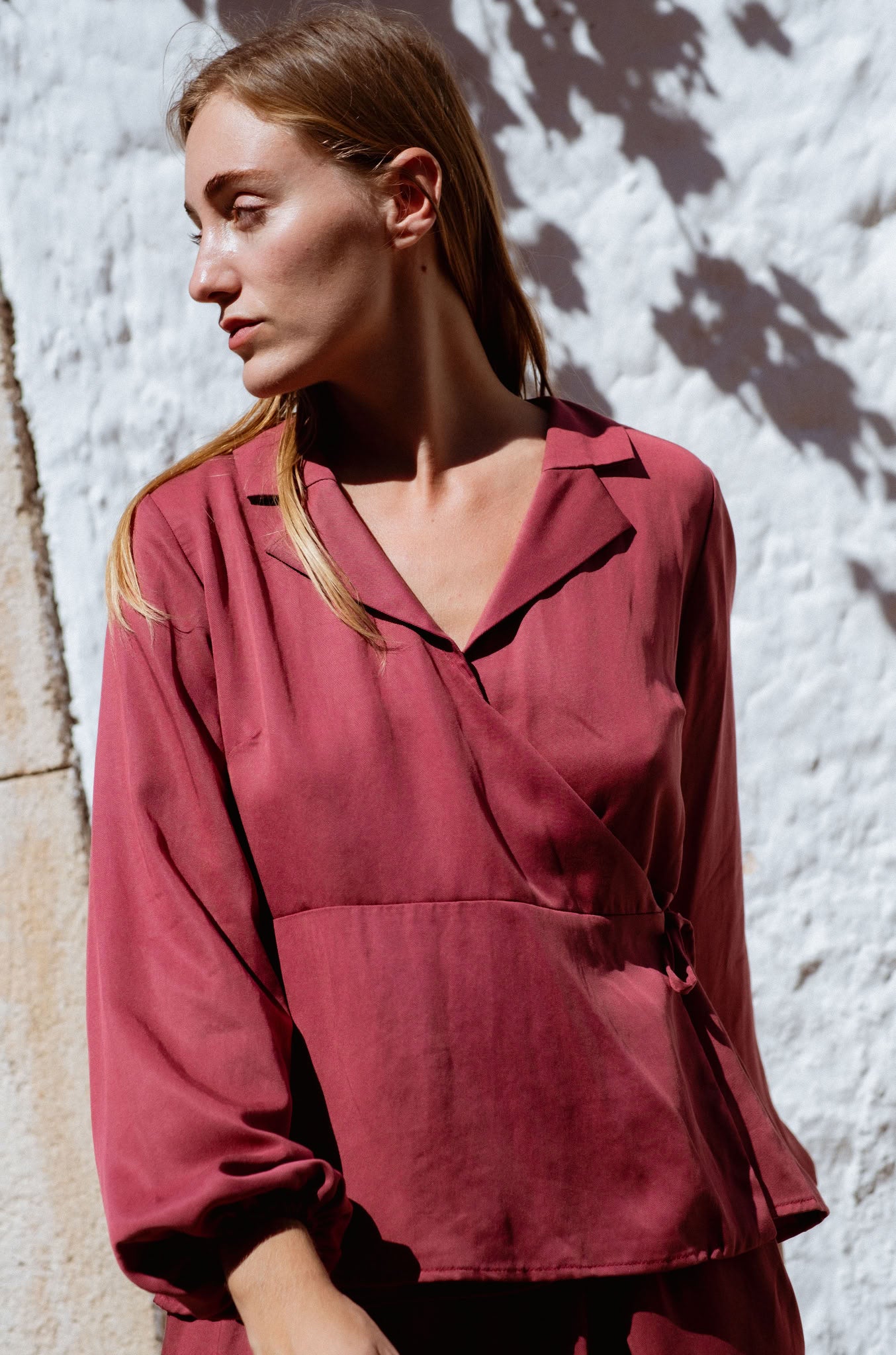 Skelling Blouse in Dusty Rose (Bloom) wrap-front lyocell blouse, detail - MAS Montréal